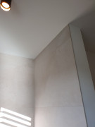 Bovenrand gekit gastenbadkamer