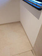 Plint gekit naast douche